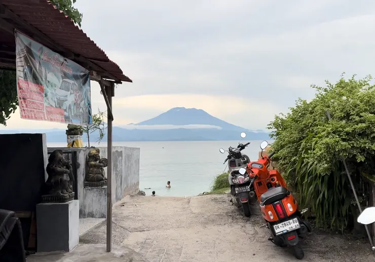 繞過小徑,終於抵達我們正對著海的房間