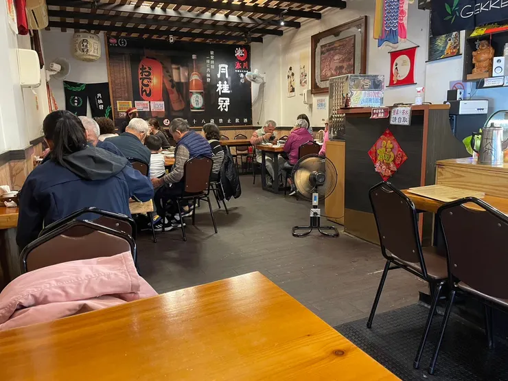 溫暖的用餐空間，播放日本演歌