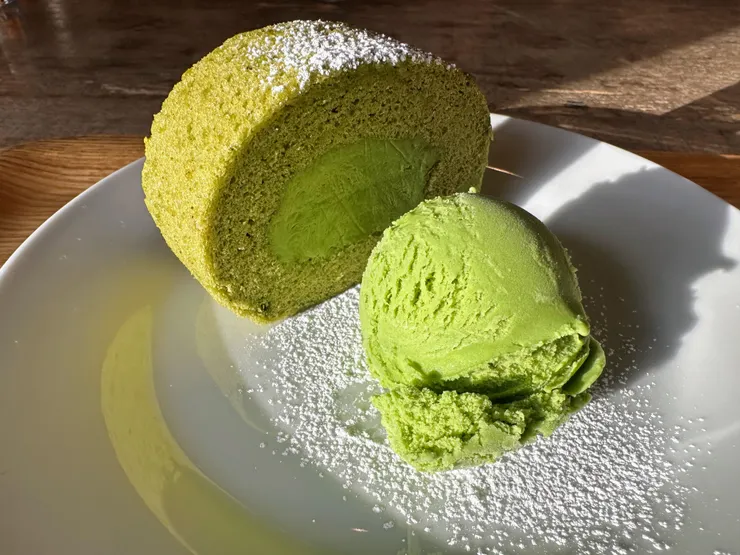 免不俗的要來個抹茶奶油卷大上抹茶冰淇淋作為結尾