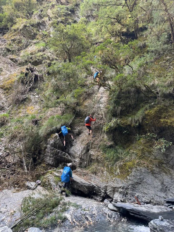 超恐怖的下切地段，領隊在下方指導隊員如何採點、拉繩