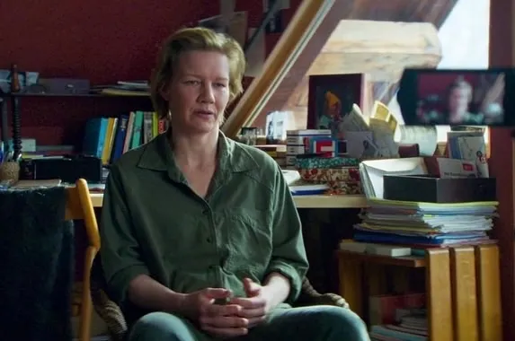 Sandra Hüller 演出細膩卻堅定，看似敞白又看不清她眼底的真相。