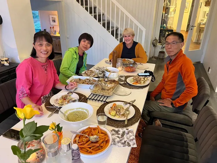 民宿主人回請晚餐，當地人烹煮只有烤和水煮。