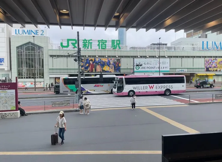 搭車的地方在樓上，從巴士站對面看過去是LUMINE2