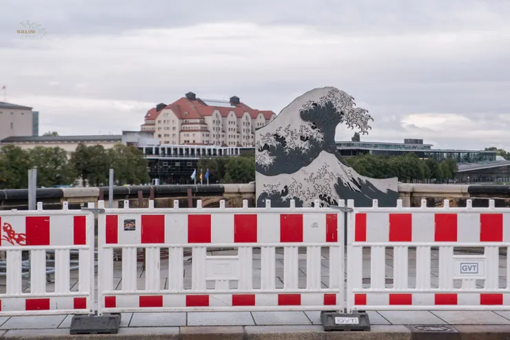 在古蹟奧古斯都大橋上竟然有日本浮世繪的繪畫作品,文化交錯感令人望壞。
