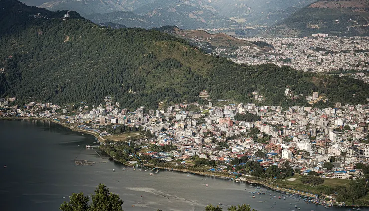 費瓦湖畔觀光客聚集處，湖水汙染嚴重，photo by 張摩托