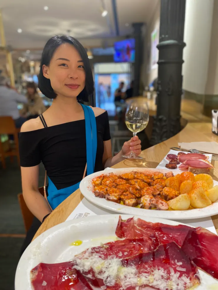 晚上我們點了生火腿跟章魚，兩人吃超飽，每盤份量都好巨大。