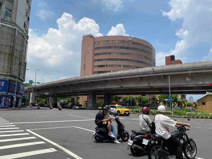 瑠公圳通過基隆路，往汀州路三段走