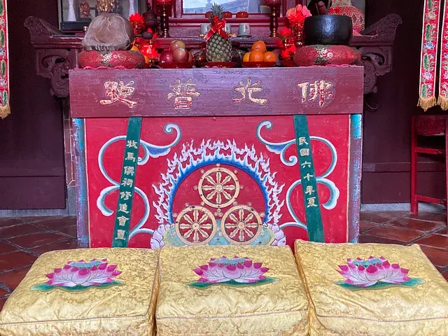 祠堂中央有三個金色的法輪---攝於20240211 by Ching 慶