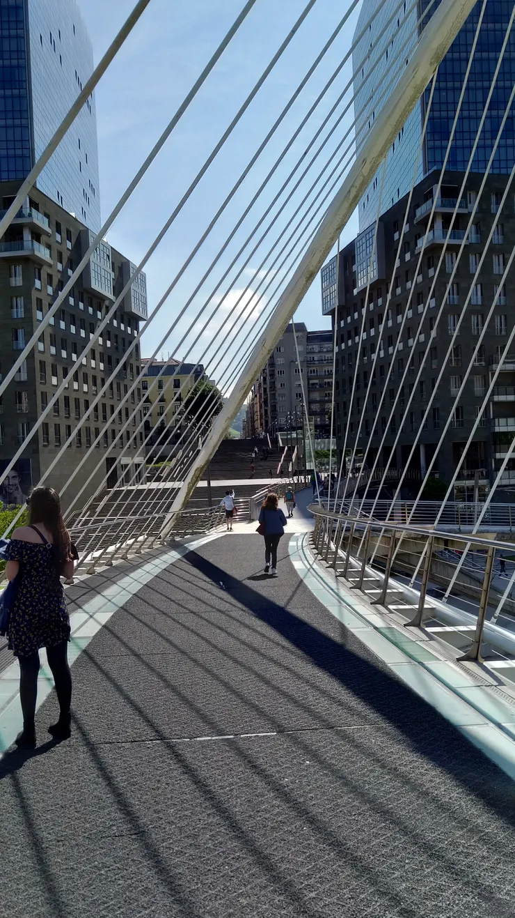 走在這座橋上,每一步都覺得震憾