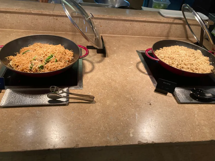 除了一鍋白飯、一鍋紫米飯還有炒飯炒麵