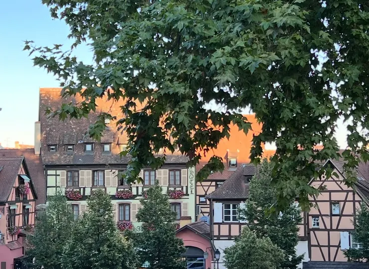 站在窗邊,一眼望去就是我無緣入住的旅館