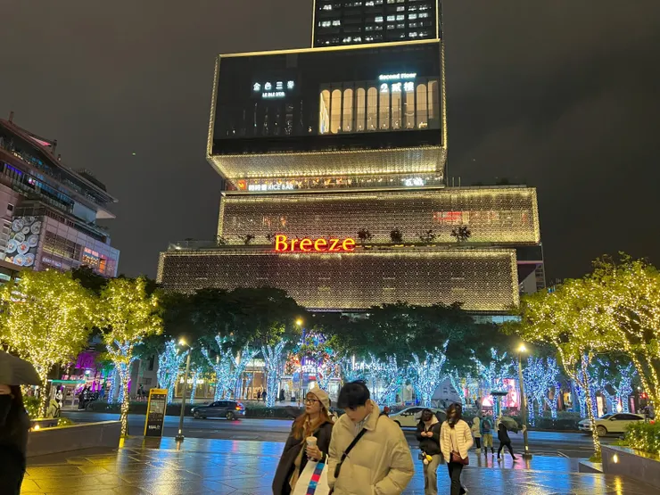 微風廣場前