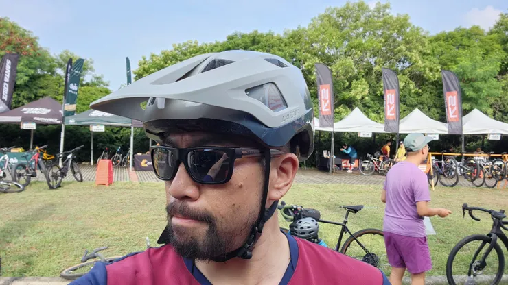 三司達終於要開賣登山車安全帽啦~我等到把登山車都給賣掉了~這個顏色好看~