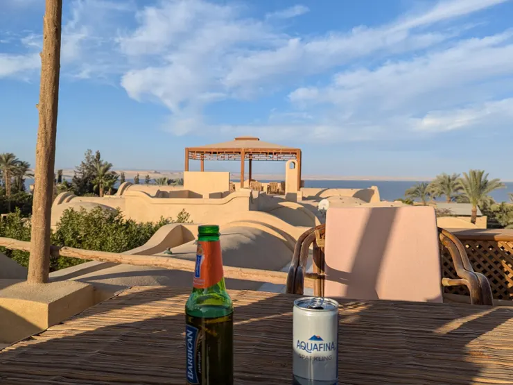 在屋頂露臺喝飲料欣賞遠方的湖景