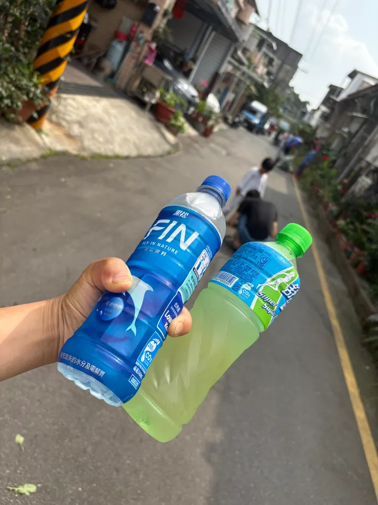 里長堅持送的兩瓶運動飲料。