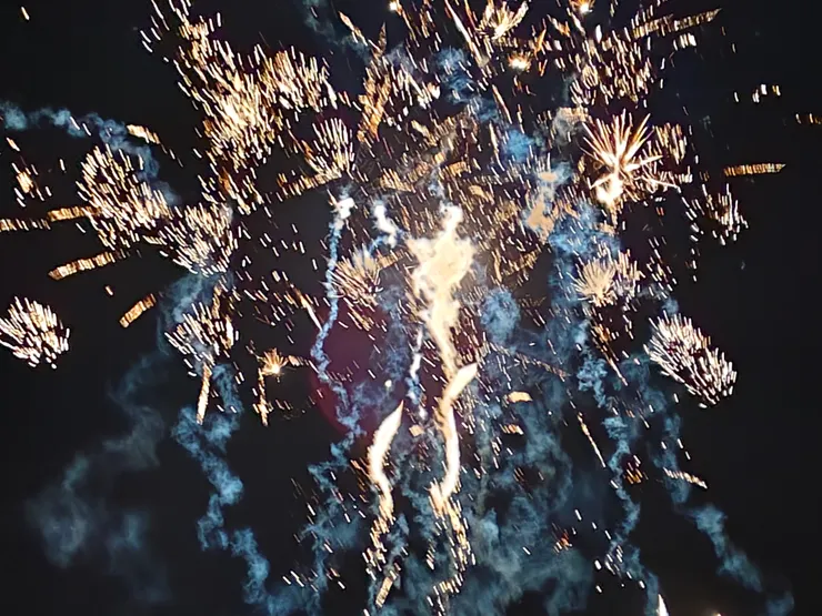 據說一晚燒掉百萬元的燦爛煙火，