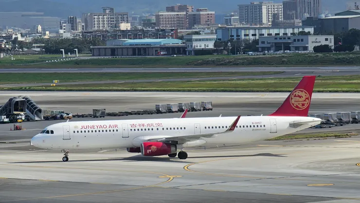 這是吉祥航空的空中巴士A321型窄體單走道客機!