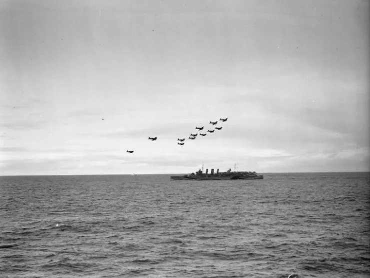 古德伍德行動期間,十三架沃特海盜機在肯特號上空編隊飛行,從護航航母巴斯蒂安號上拍攝