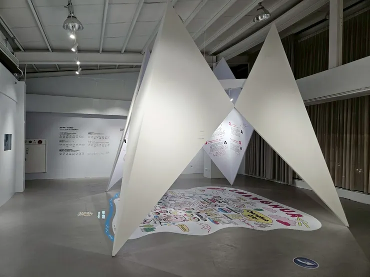 以「東南西北」摺紙為造型，底下有許多代表地方特色的可愛插圖。