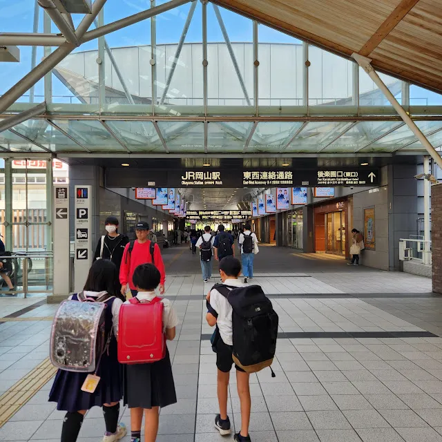 初抵岡山站時看到許多小學生，或許是放學時間。往前直走便會經過中央改札口和共構的商場入口