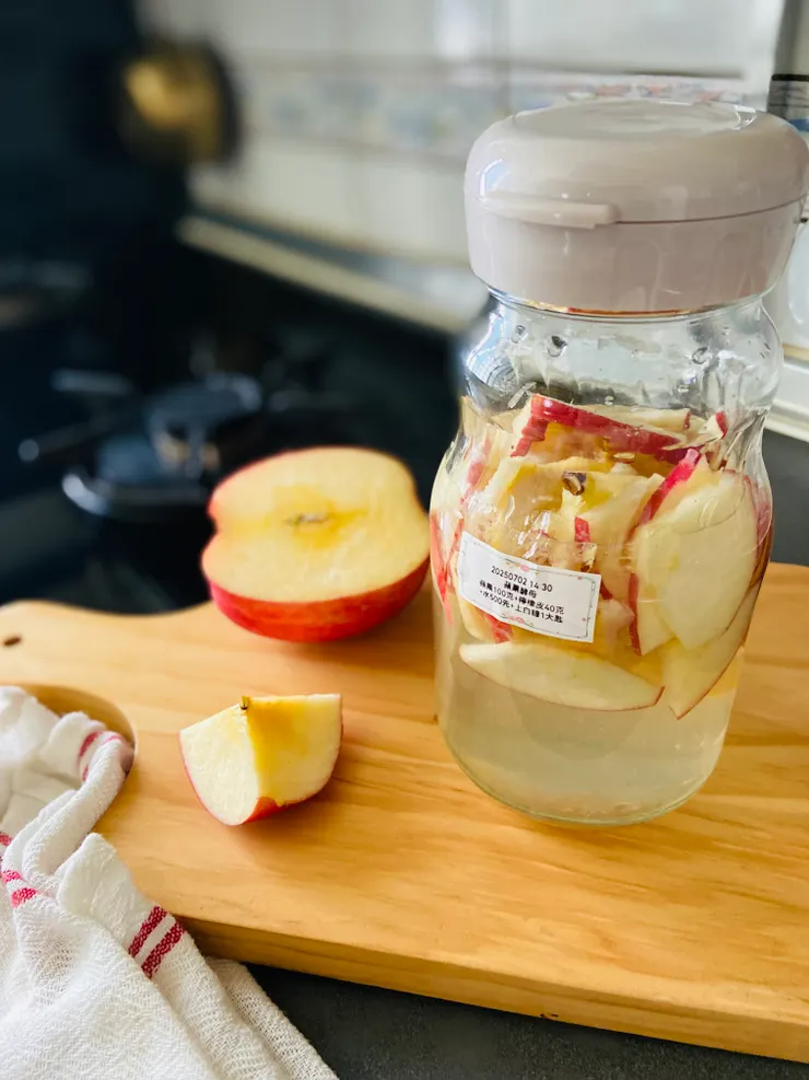 之前的酵母液已用罄，下午追加製作了蘋果酵母。