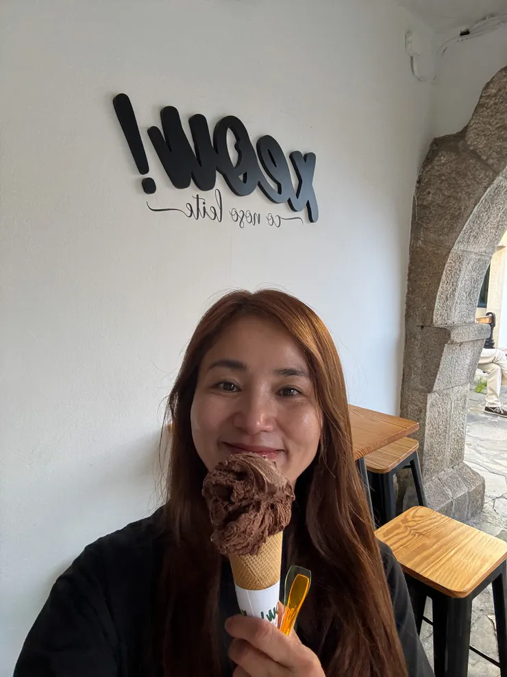 吃到好吃的巧克力冰淇淋！開心！