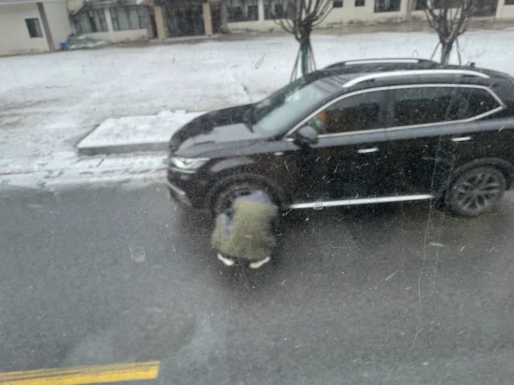 車輛都停下來加裝雪錬