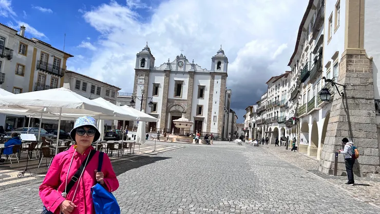 吉拉爾多廣場的聖安唐教堂， 感覺有重新粉刷整修過。