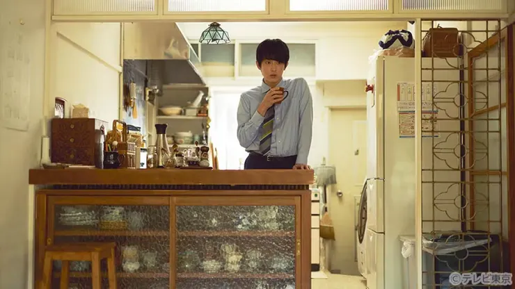 剛出社會不久的弟弟,還在適應社會的規範。他也時常帶著工作上的悶悶不樂、情場上的困惑回到家裡,跟姊姊閒聊這些個人感受。圖片來源:tv-tokyo.co.jp