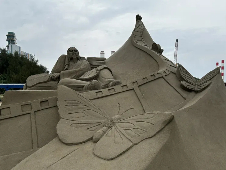 韓國的古人閉著眼睛，躺在由膠捲圍繞的基座上，這幅作品我覺得是在告訴我們，不要一味追隨潮流，找到適合自己的步調，活出屬於自己精彩的人生。