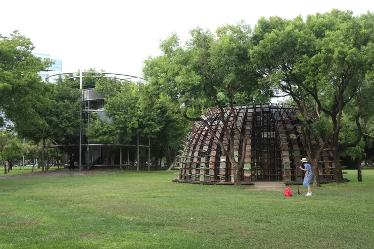 大義倉庫旁的「大樹宇宙」和「椅子樂譜」