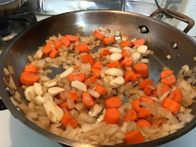 +紅蘿蔔塊、蒜,炒一下