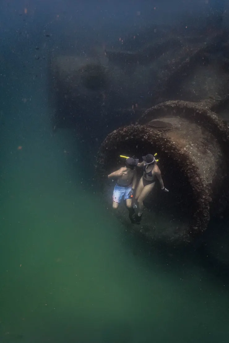 聖堂出水口管道，現管道已封閉，無法進入，但周圍豐富的生態景觀仍吸引許多潛水員造訪。Photo by 鯊福海洋工作室／@safe_freediving