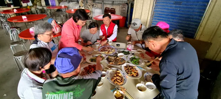 【阿滿姨小吃部本質是路邊攤,口味稍重魚湯鮮美花不多錢,別只埋首大嚼要防飛燕投矢...真的,天花板角落有燕子築巢,飛進飛出,才正吃第一道菜,斌男的手就被一坨鳥矢(屎)射中,還好不是落在碗中。