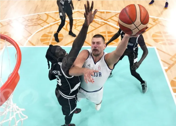 約基治強攻上籃得分