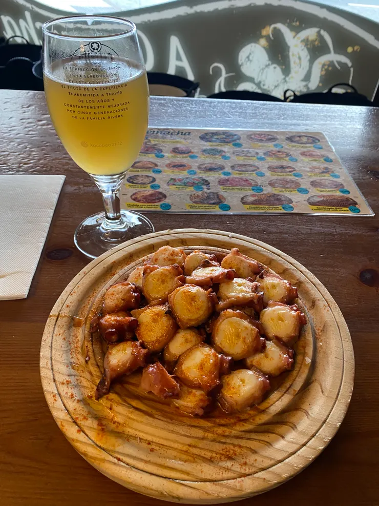 好吃的章魚，上面淋上優質的橄欖油跟紅椒粉，好吃。