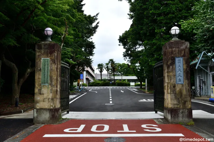 先進科學研究重鎮的門口是有濃厚歷史感的石柱大門