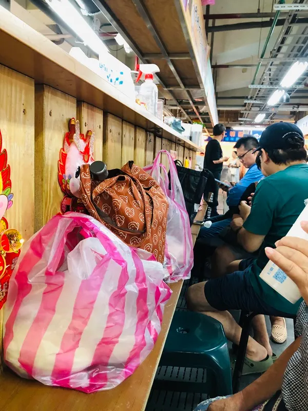 之後的客滿狀態 ....... 桌上都堆滿了裝菜的購物袋，很接地氣。