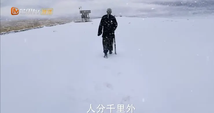 靳輔:楚水清若空,遙將碧海通。人分千里外,興在一杯中。谷鳥吟晴日,江猿嘯晚風。平生不下淚,於此泣無窮。