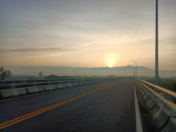 從溪洲大橋上看大武山的日初，山與日永不凋零