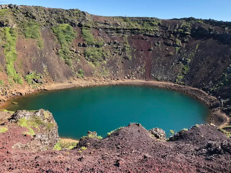 湖水在不同角度,透過光線及地景的折射產生不同顏色。