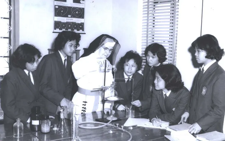  當年多數是修女言傳身教（中史、中文應例外😄!)