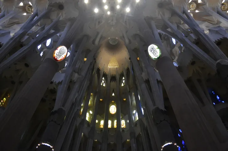 聖家堂內部可以看到許多高第由大自然啟發的設計靈感,像是宛如森林的茂密樹林枝幹的樑柱,搭配光輝熠熠的燈具及隨著光線變化的彩繪玻璃,充滿著活力能量。