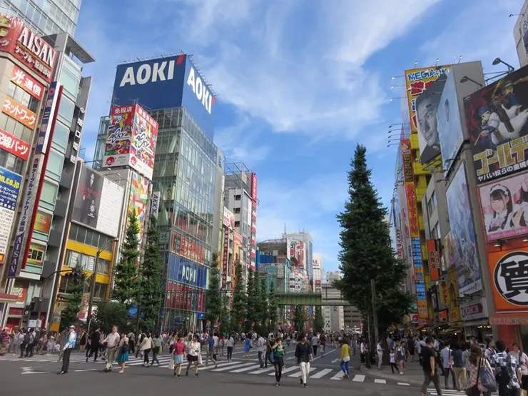 封面：秋葉原。這個大概也是社會大眾認知中的東京印象吧。