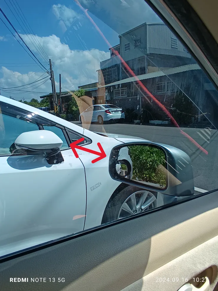 後照鏡對齊鄰車後照鏡