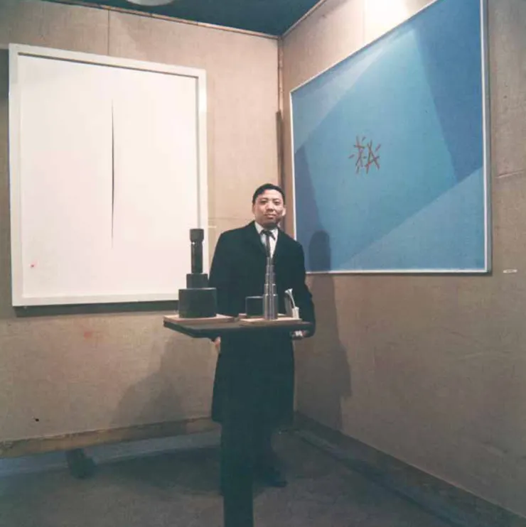 1967年霍剛於義大利佛倫羅斯當代藝術博物館,右為霍剛作品,左為空間主義代表Lucio Fontana作品。(圖片出處/《寂弦.高韻.霍剛》)