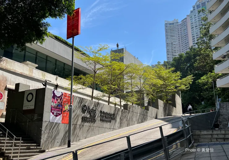 見到亞洲協會屋頂上邊站着一個「人」嗎?那是由英國著名當代藝術家Anthony Gormley打造的雕塑呢。
