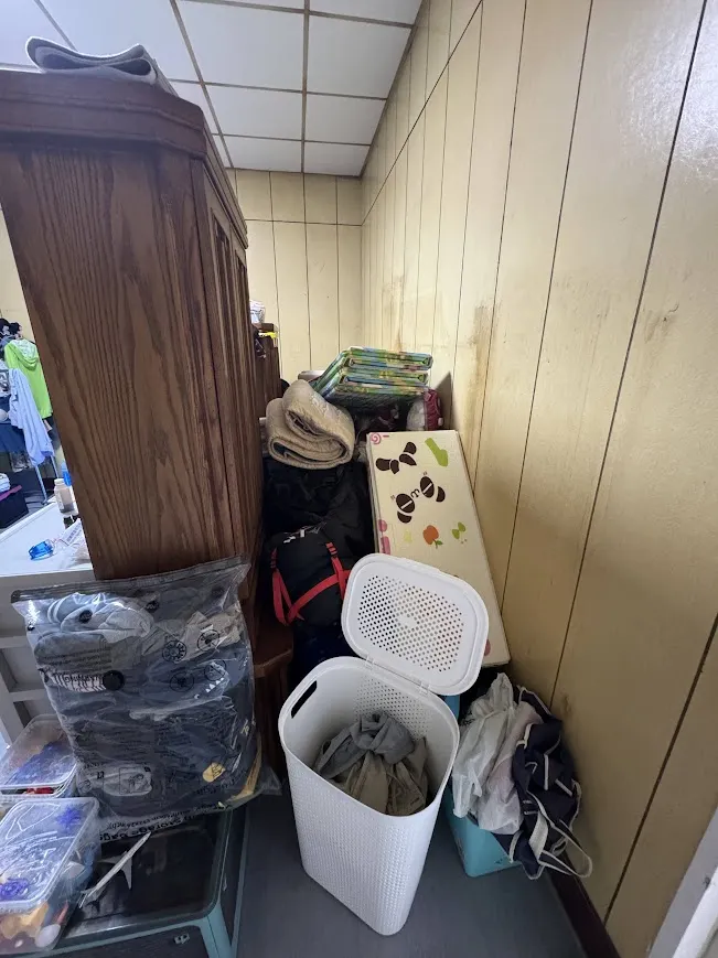 走道堆滿了,下架待整理的衣物。