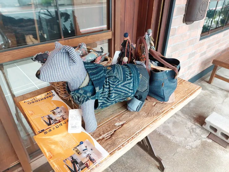 路上店家看到的丹寧布偶狗