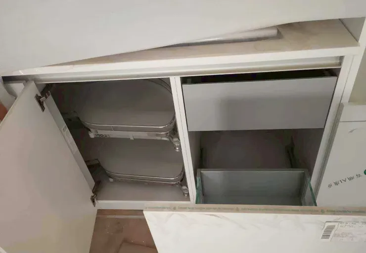 系統櫃內層是粉塵最愛躲藏的地方，沒清理乾淨絕不能放東西。